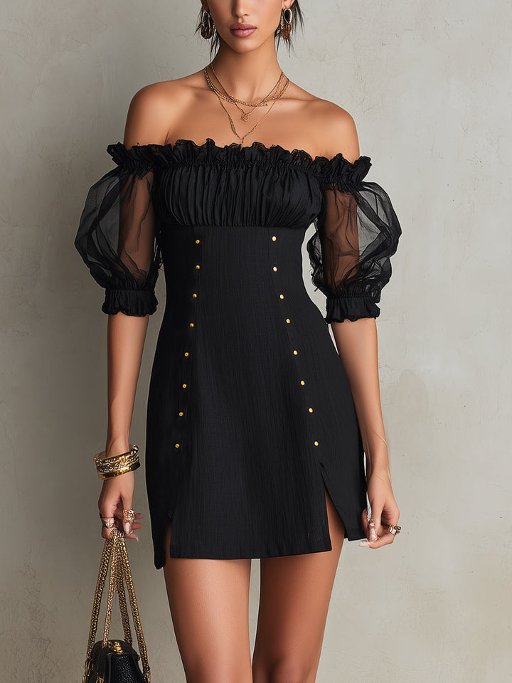 Robe mini noire à manches bouffantes et clous sur les épaules
