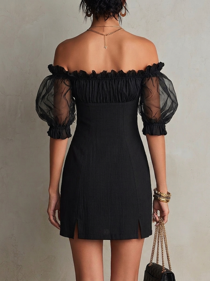 Robe mini noire à manches bouffantes et clous sur les épaules