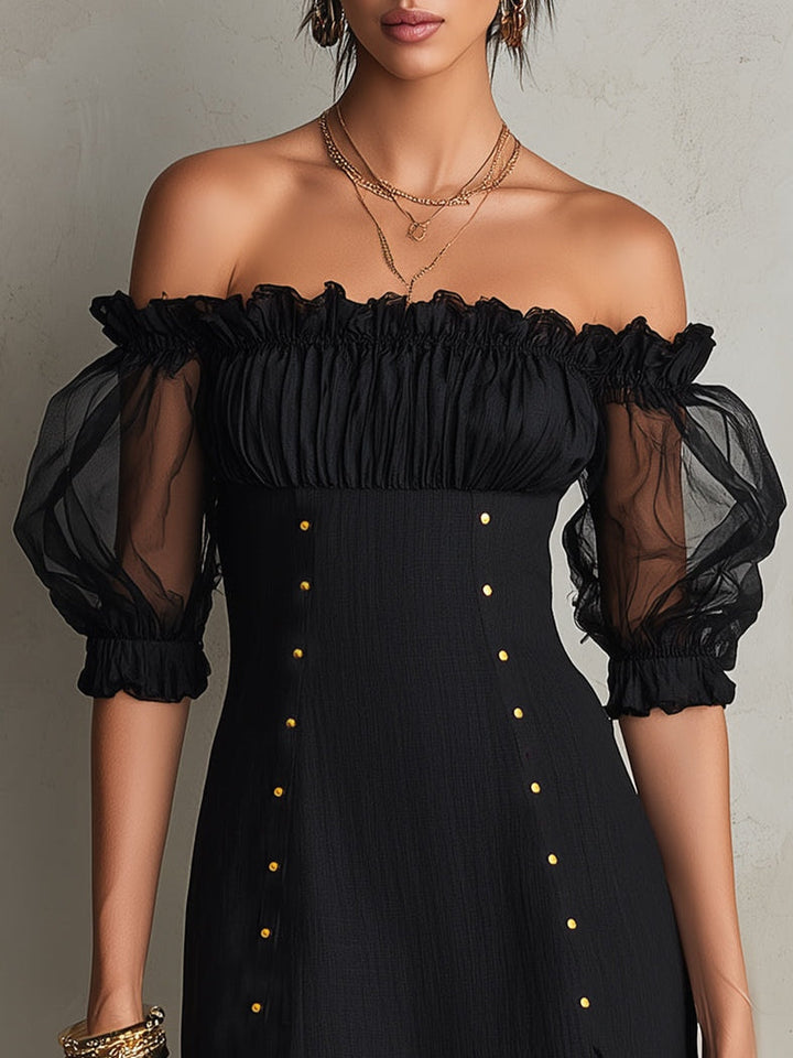 Robe mini noire à manches bouffantes et clous sur les épaules